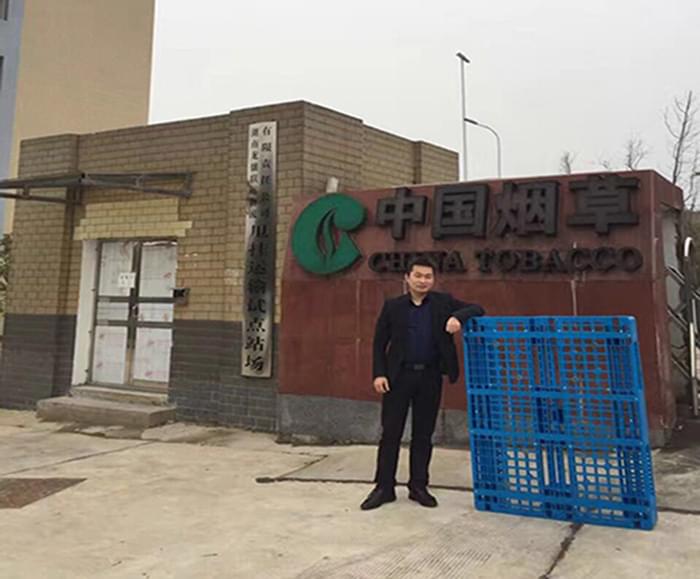 招標(biāo)人員在煙草公司門口